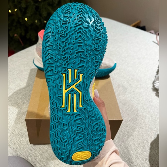 Men’s Shoe Size 5.5 BRAND NEW Nike Kyrie 4 N7 natural/yellow/teal main image 4